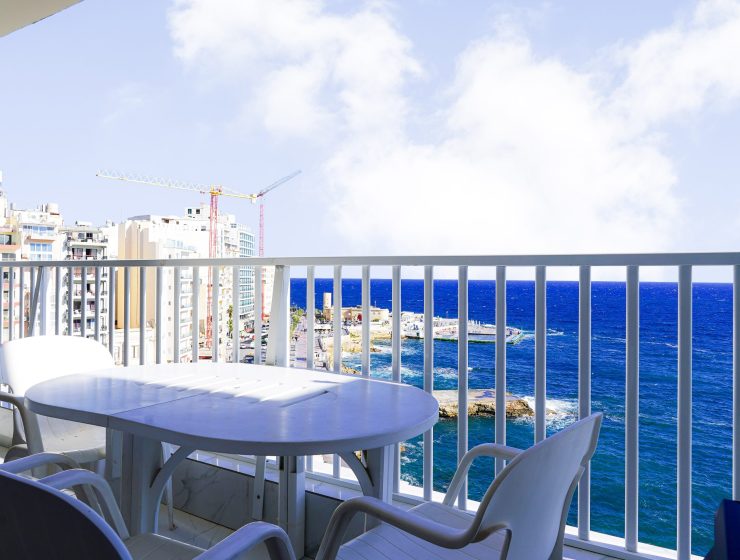 Elegant Oceanfront Apartment with Coastal Charm Qui-Si-Sana