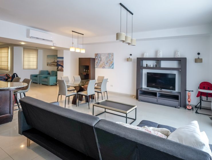 Tower Road Coastal Haven ✦ Bright & Breezy 3-Bedroom Apartment 🌊